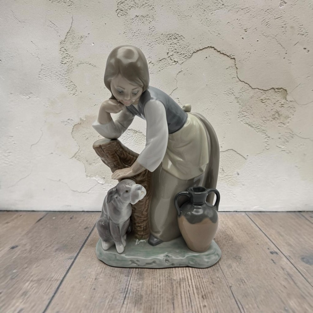 Lladro "Caress And Rest" Woman Petting Dog Collectible Porcelain (Glossy) #1246